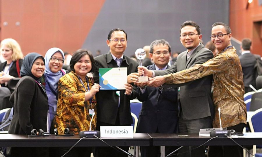 Delegasi RI dengan piala dan piagam Gold Award